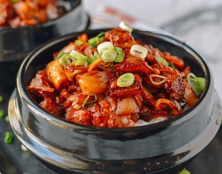 15 phút có ngay món ngon – Ba chỉ heo xào kim chi chuẩn Hàn tại nhà