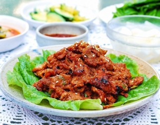 Công thức món thịt heo xào cay Hàn Quốc (Jeyuk Bokkeum) bắt mắt, ngon miệng.