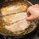 Mẹo Chiên Không Bắn Dầu - Bí Kíp Nhỏ Để Bếp Đỡ Dơ