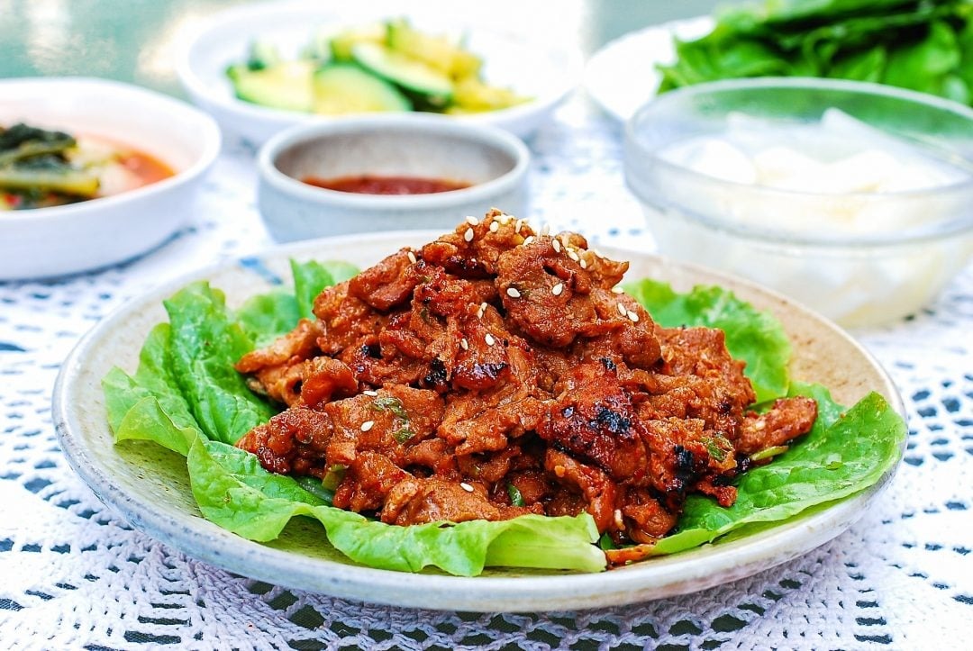 Công thức món thịt heo xào cay Hàn Quốc (Jeyuk Bokkeum) bắt mắt, ngon miệng.