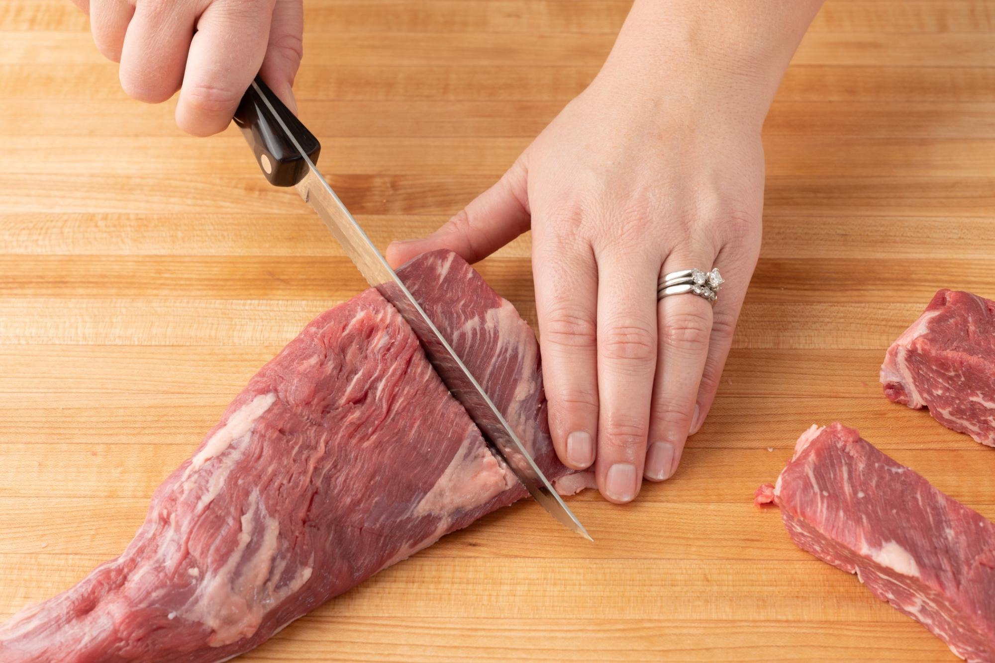 Mẹo cắt lát thịt đúng cách: Bí quyết nâng tầm món ngon, phong cách hiện đại.